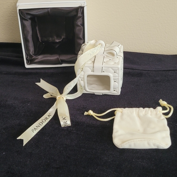 PANDORA 2016 CERAMIC CHRISTMAS GIFT BOX ORNAMENT - Picture 7 of 9